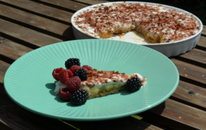 Paleo tarta z kremem daktylowym i bananami