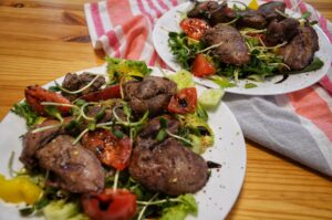 wątróbka w innej wersji, paleo śniadanie, sałatka z wątróbką