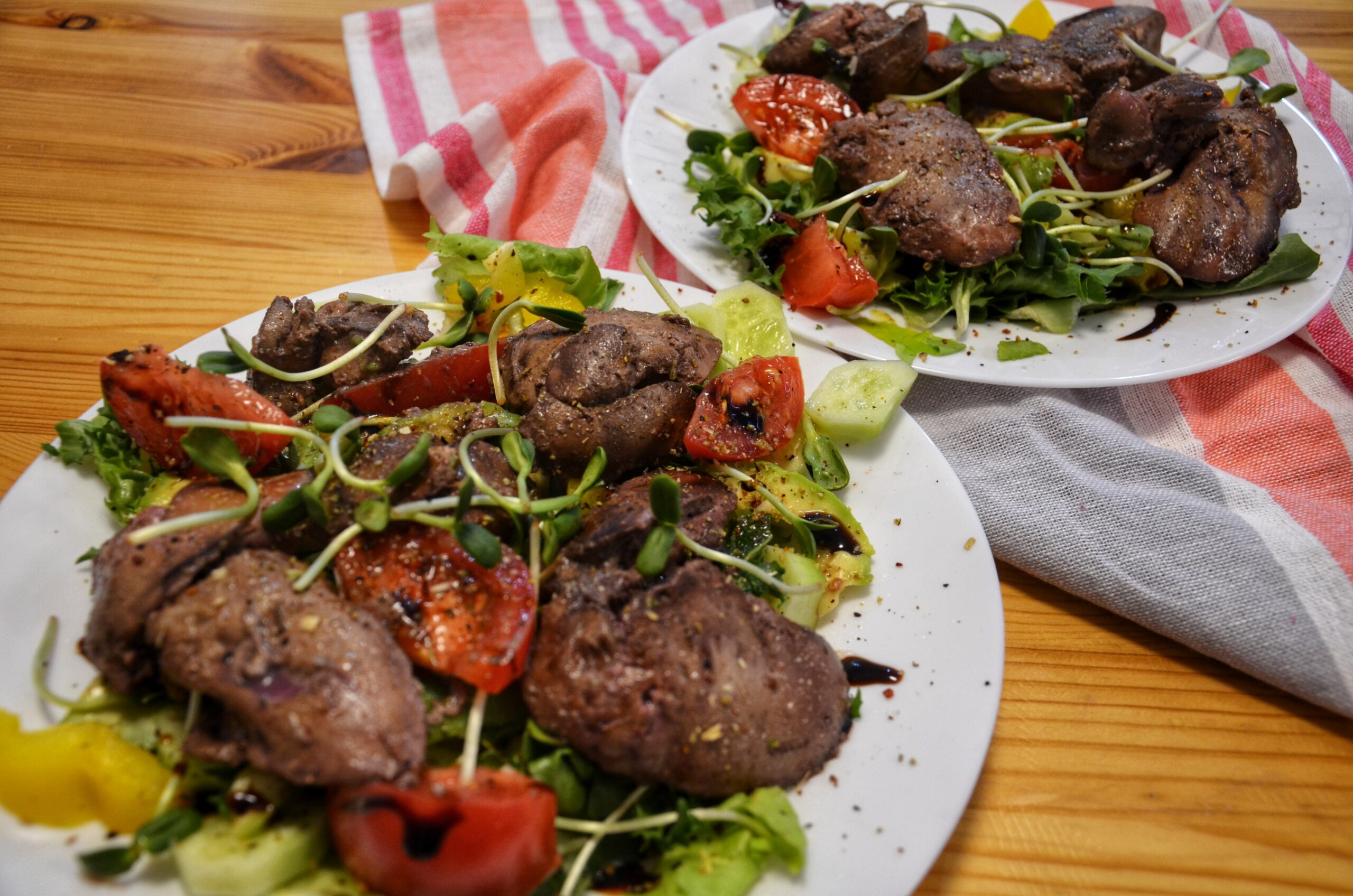 wątróbka w innej wersji, paleo śniadanie, sałatka z wątróbką