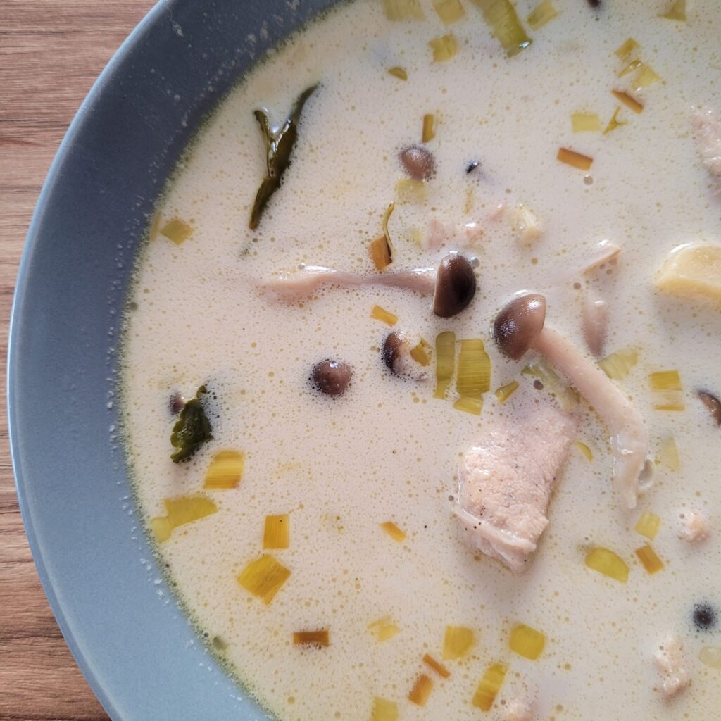 zupa tajska z kurczakiem, zupa z mlekiem kokosowym, rozgrzewająca zupa