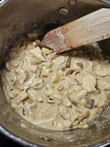 lekki sos grzybowy bez nabiału i glutenu na patelni składniki na sos grzybowy bez nabiału i glutenu grzyby leśne pokrojone do sosu sos grzybowy z mlekiem kokosowym w trakcie gotowania kremowy sos grzybowy bez nabiału i glutenu na talerzu prawdziwki użyte do sosu grzybowego gotowy aromatyczny sos grzybowy bez nabiału i glutenu