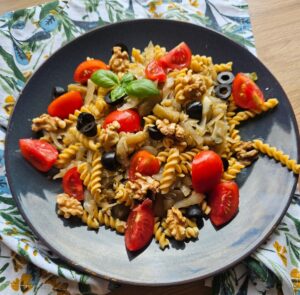 makaron z kapustą bez nabiału i glutenu na talerzu składniki do makaronu z kapustą kapusta duszona z grzybami i imbirem makaron z ciecierzycy z warzywami gotowy makaron z kapustą i pomidorkami pokrojona kapusta przygotowana do przepisu aromatyczne danie z kapustą przeciwzapalne