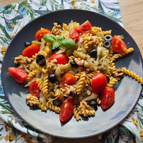 makaron z kapustą bez nabiału i glutenu na talerzu składniki do makaronu z kapustą kapusta duszona z grzybami i imbirem makaron z ciecierzycy z warzywami gotowy makaron z kapustą i pomidorkami pokrojona kapusta przygotowana do przepisu aromatyczne danie z kapustą przeciwzapalne