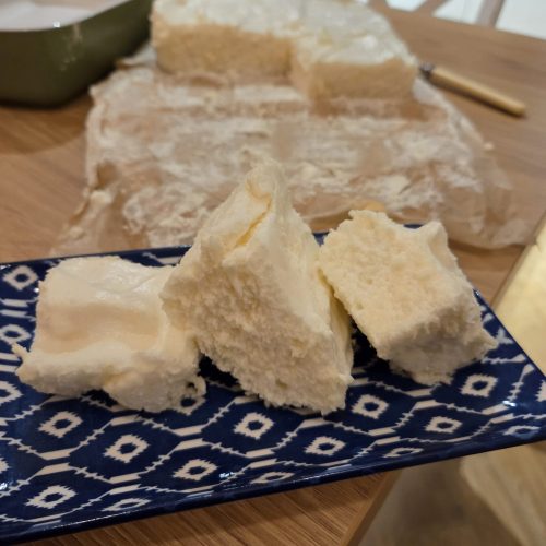 jabłkowa pianka bez cukru i nabiału na talerzu składniki do przepisu na jabłkową piankę ubijana przeciwzapalna pianka z jabłek puszysta pianka jabłkowa po schłodzeniu jabłkowa pianka pokrojona w kostki przygotowanie jabłek do pianki deser przeciwzapalny z jabłek bez glutenu